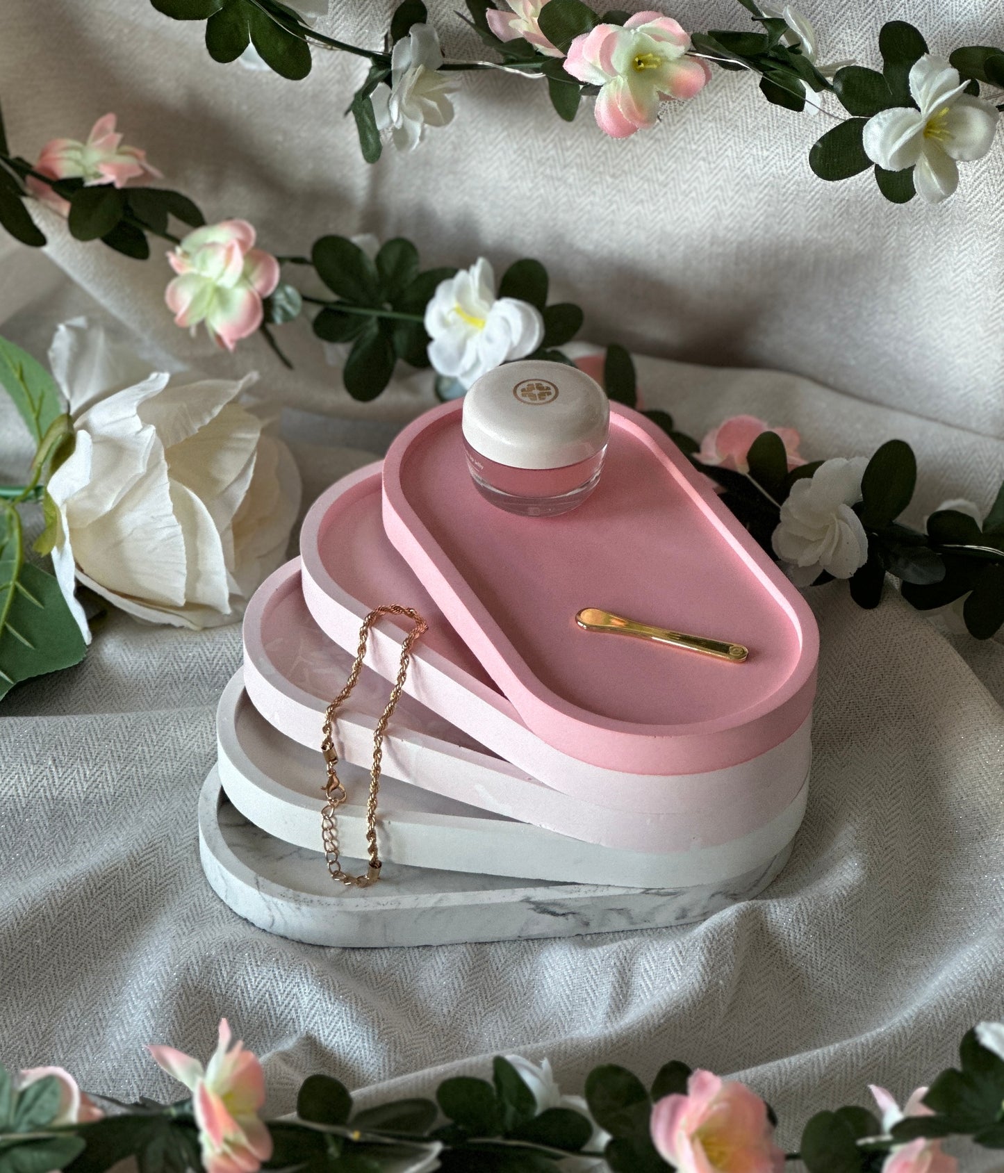 Ovale schalen van Limala met sieraden en decoratie-items, stijlvolle presentatie