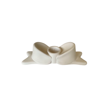 Beige Bow Kandelaar in de vorm van een sierlijke strik, geschikt voor smalle kaarsen. Een neutraal en stijlvol decoratief accent voor elk interieur.