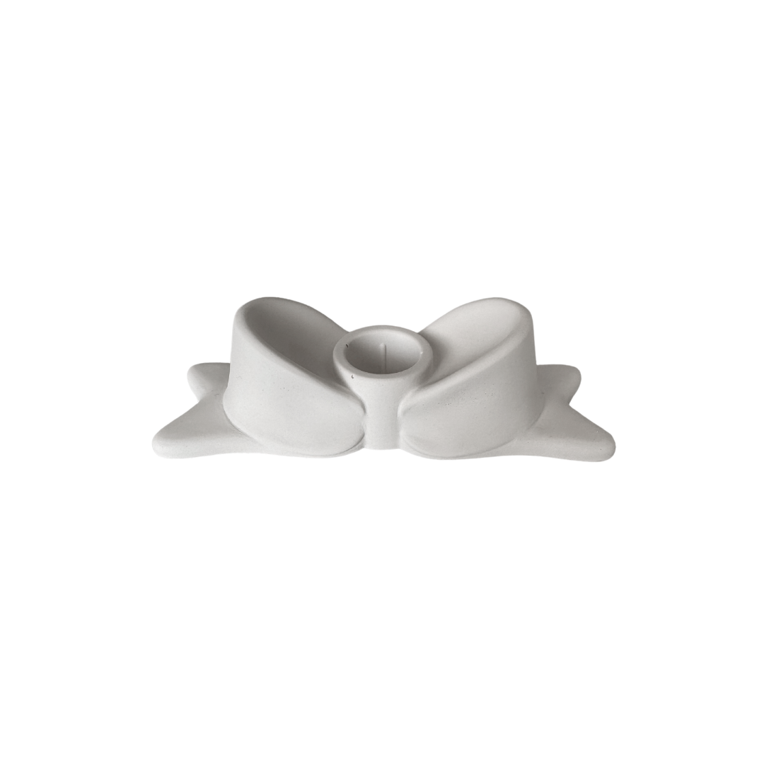 Witte Bow Kandelaar in de vorm van een sierlijke strik, geschikt voor smalle kaarsen. Een stijlvol en speels accent voor elk interieur