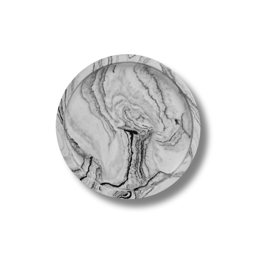 Handgemaakte ronde onderzetter van Limala in wit gemarmerd design, ideaal voor decoratieve bescherming