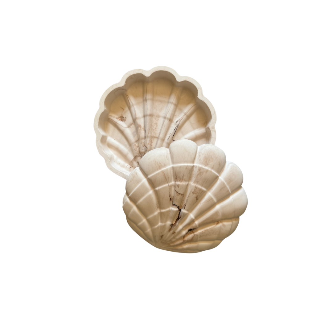 Beige en bruine schelp pot van Limala met deksel, decoratief en functioneel voor een kustachtige sfeer