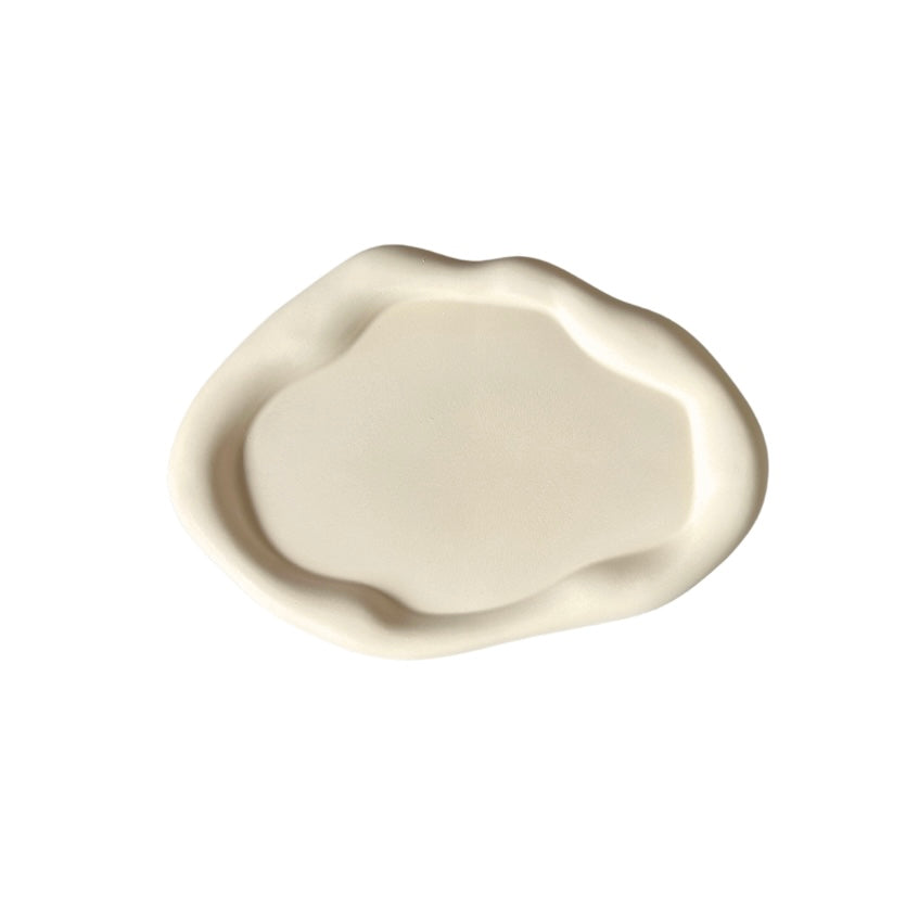 Handgemaakte wolken schaal in beige, perfect voor sieradenopslag of als decoratief item