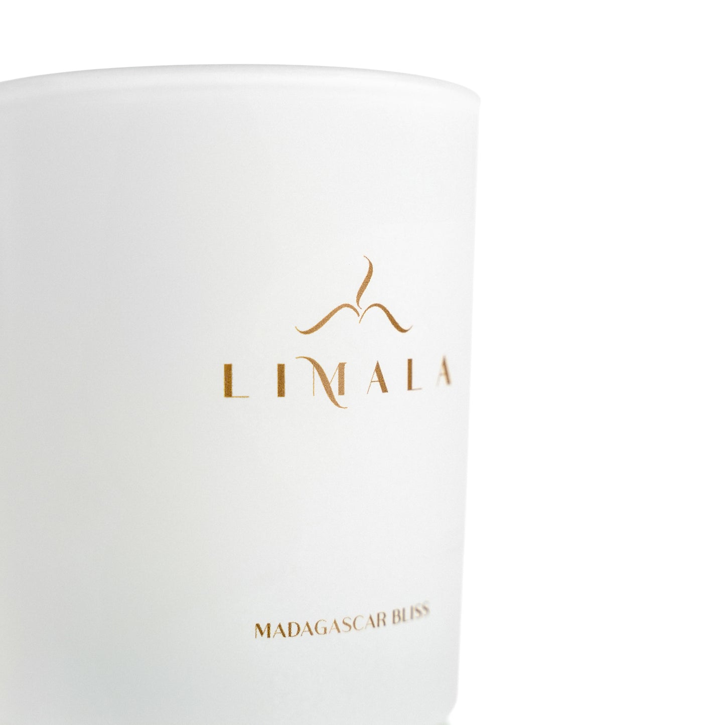 Dichtbijbeeld van Limala’s Madagascar Bliss witte geurkaars met goude logo
