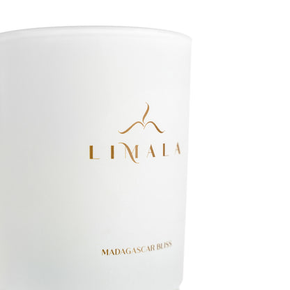 Dichtbijbeeld van Limala’s Madagascar Bliss witte geurkaars met goude logo