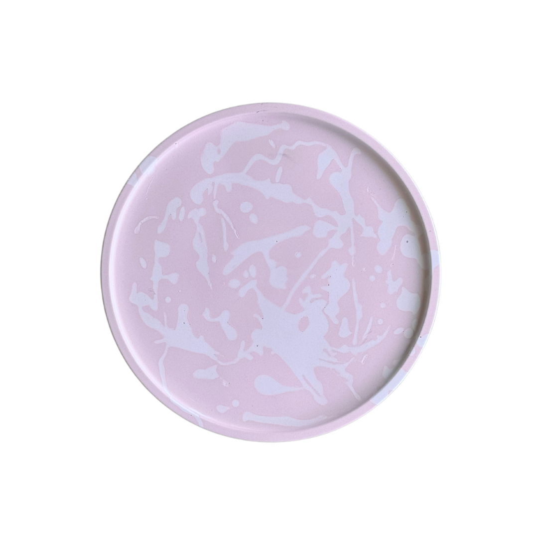 Handgemaakte roze schaal met witte spetters van Limala, perfect voor interieurdecoratie met kaarsen of bloemen