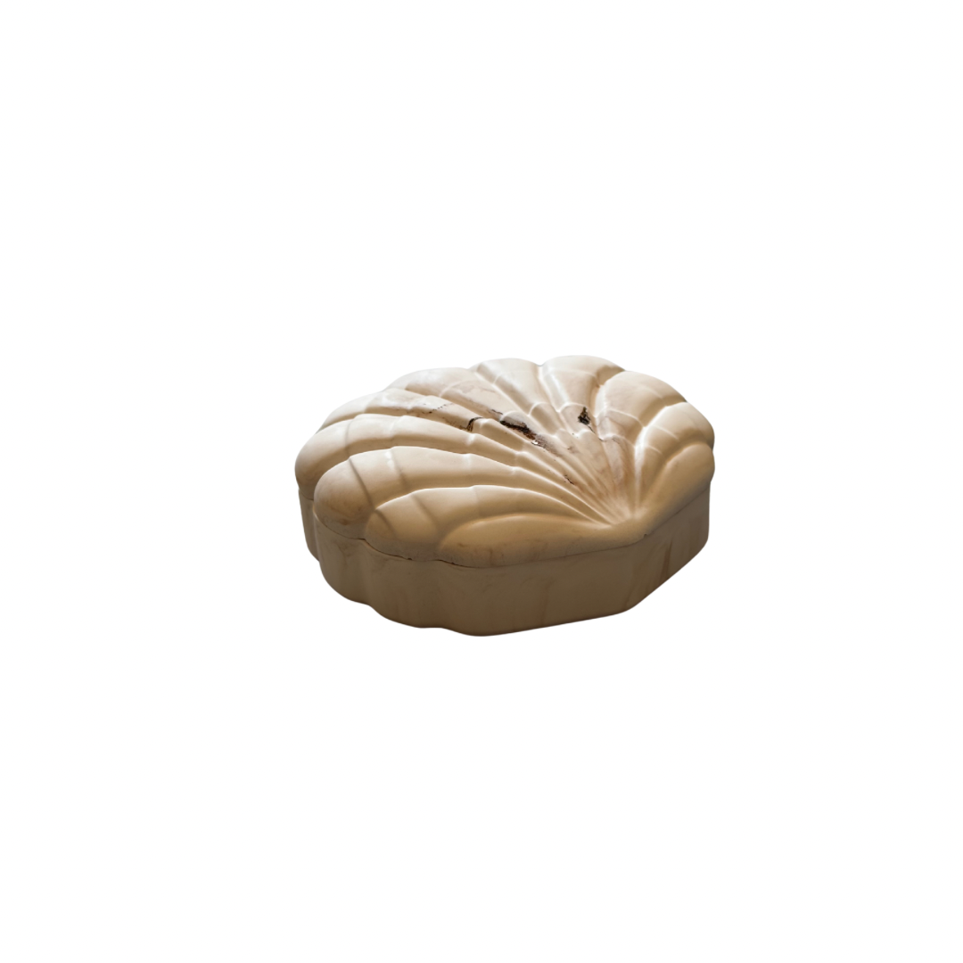 Haal het strand in huis met de Beige en bruine schelp pot van Limala met deksel, decoratief en functioneel voor een kustachtige sfeer