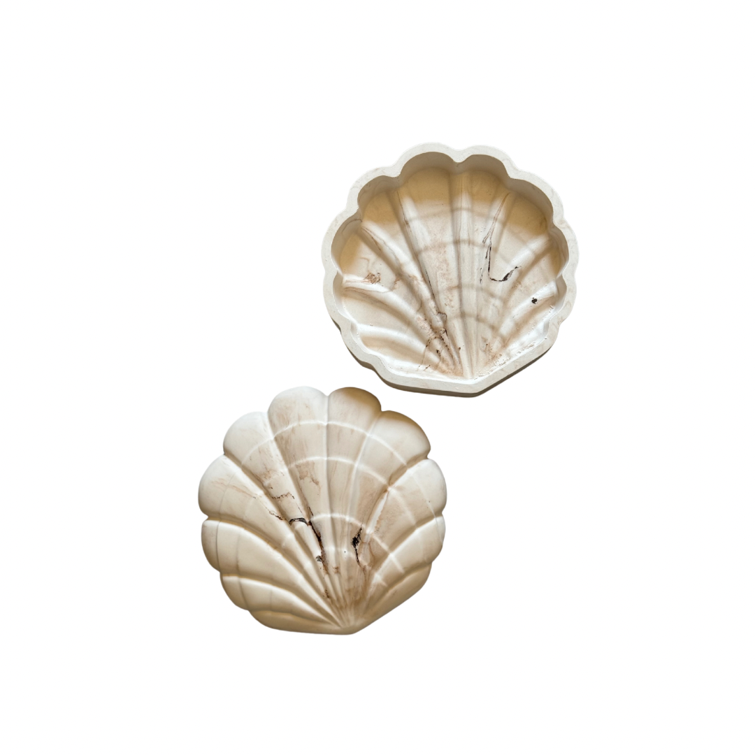Haal het strand in huis met de Beige en bruine schelp pot van Limala met deksel, decoratief en functioneel voor een kustachtige sfeer