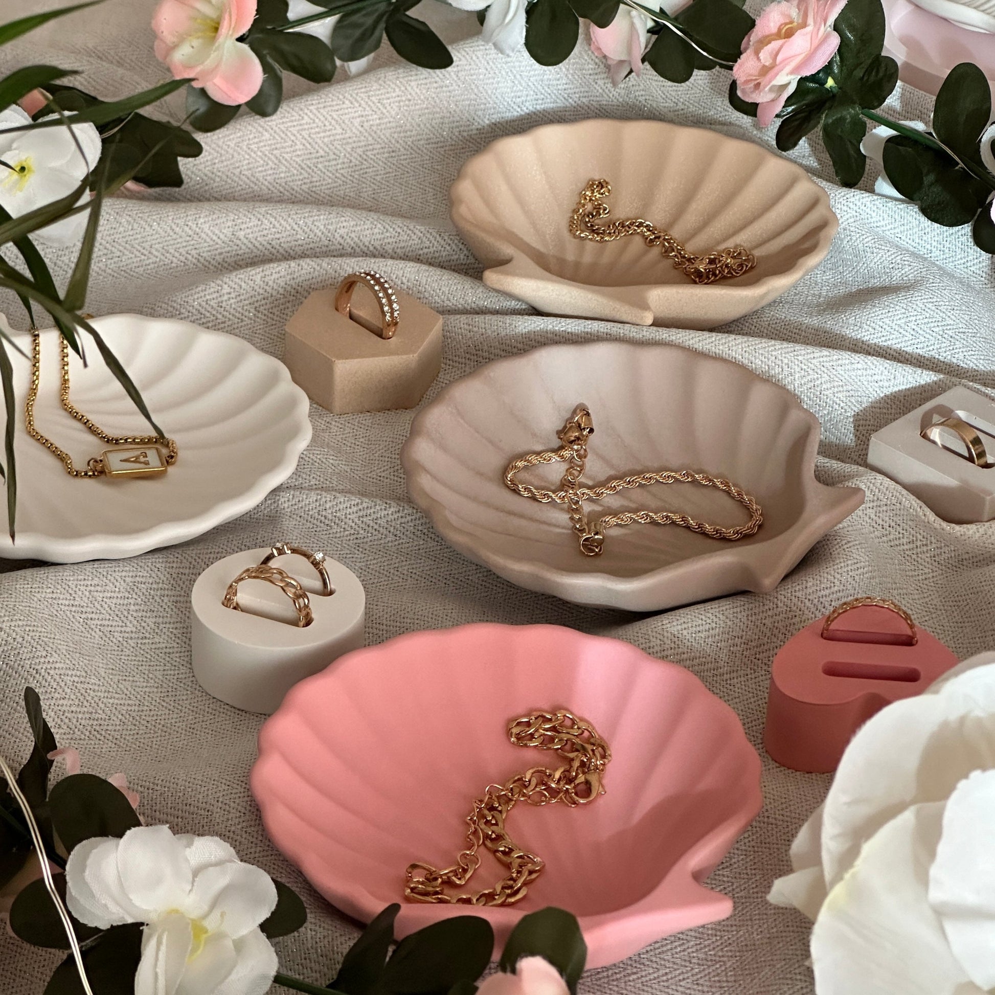 Handgemaakte schelpvormige schalen van Limala in meerdere kleuren, perfect voor sieraden of kleine voorwerpen