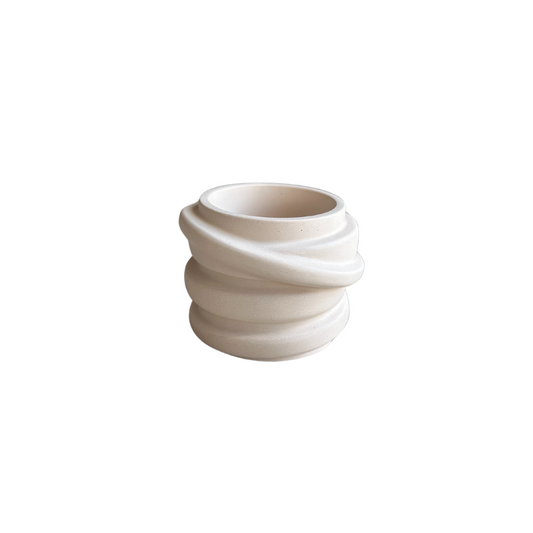 Beige handgemaakt decoratief potje met een sierlijke gedraaide vorm, 6 cm hoog en 7 cm breed, ideaal als theelichthouder of klein opbergpotje voor sieraden en accessoires