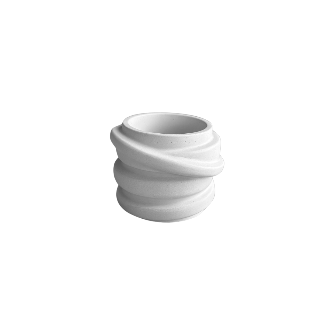 Handgemaakt wit decoratief potje met een elegante gedraaide vorm, 6 cm hoog en 7 cm breed, perfect als sierpotje of theelichthouder in een modern interieur.