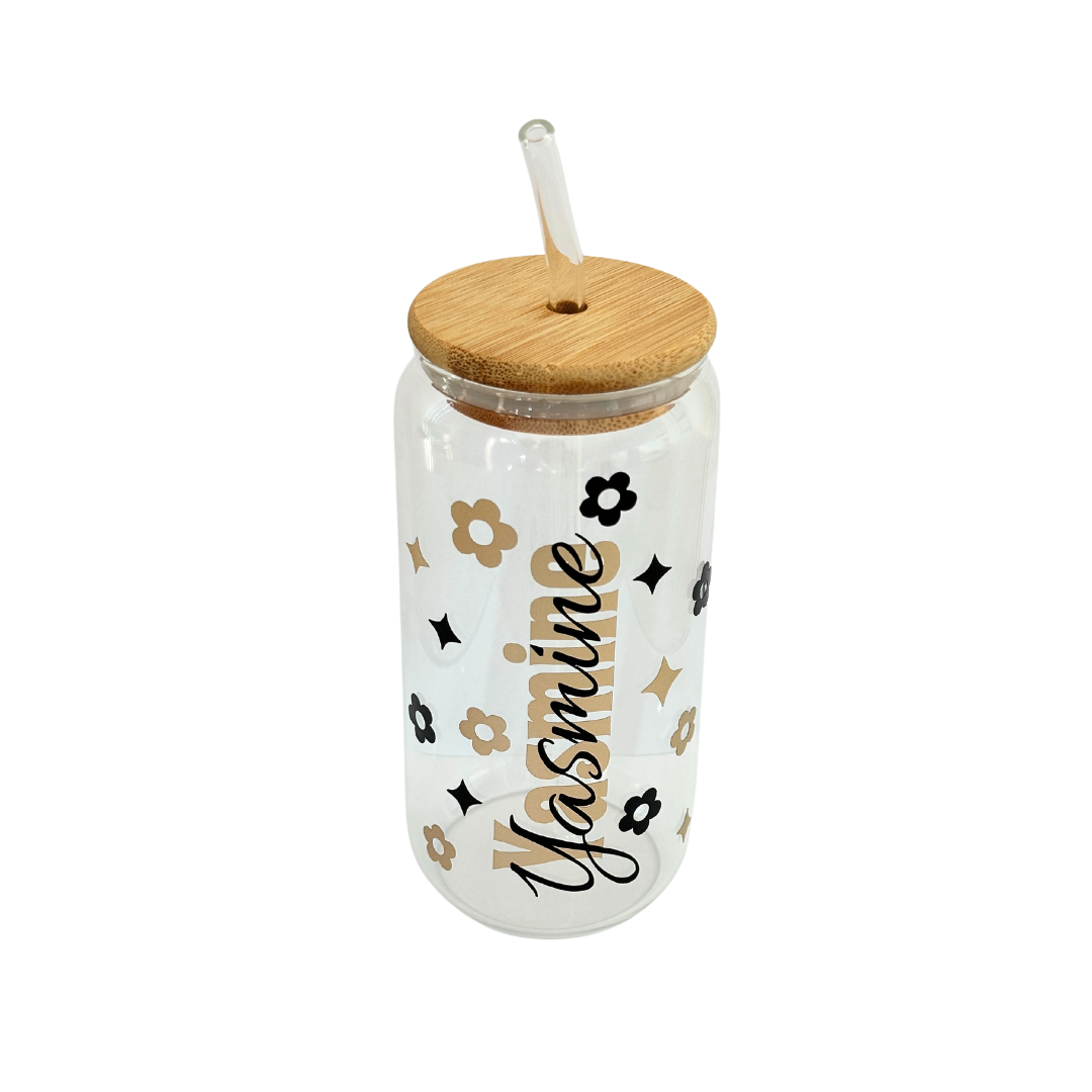 Gepersonaliseerd drinkglas met luxe vinyl opdruk van een naam. Stijlvol design, geschikt voor warme en koude dranken.