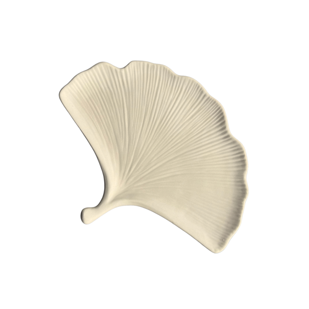 Beige decoratieve blad schaal van Limala, handgemaakt en geschikt voor interieurdecoratie