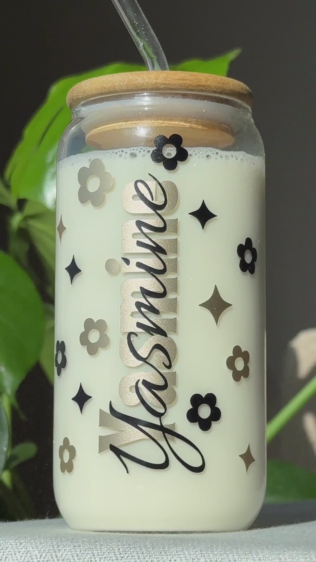 video van Gepersonaliseerd glas met luxe design in zwart en goud